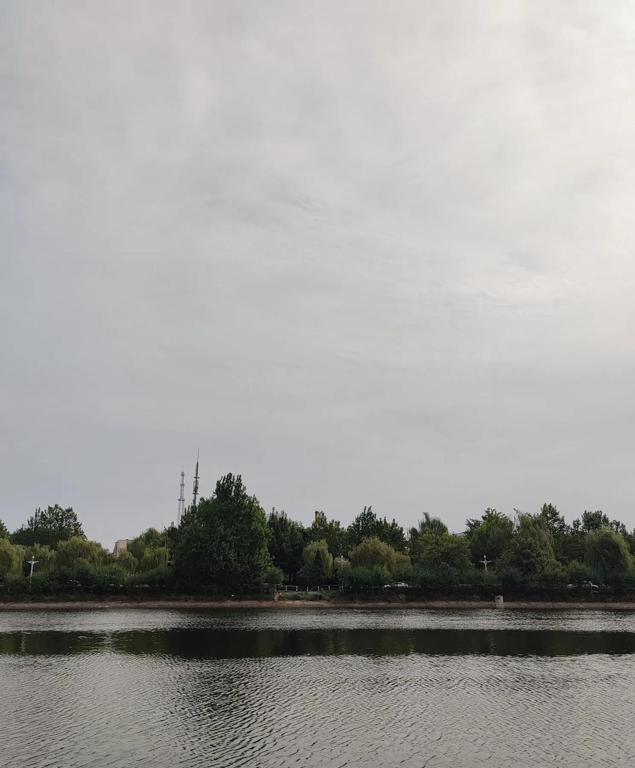 北京迎来持续降雨，气温下降，雨量较大！
秋雨绵绵，京城迎来明显降雨，且雨量较大，