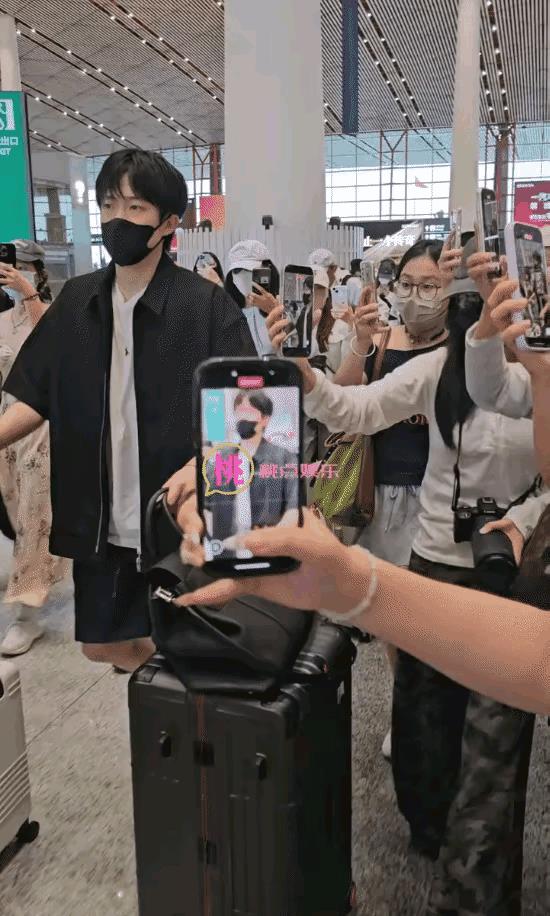 王楚钦已经成为真正的乒坛霸主，
痞帅的王楚钦走起路来都带着风，
白色T恤外搭黑色