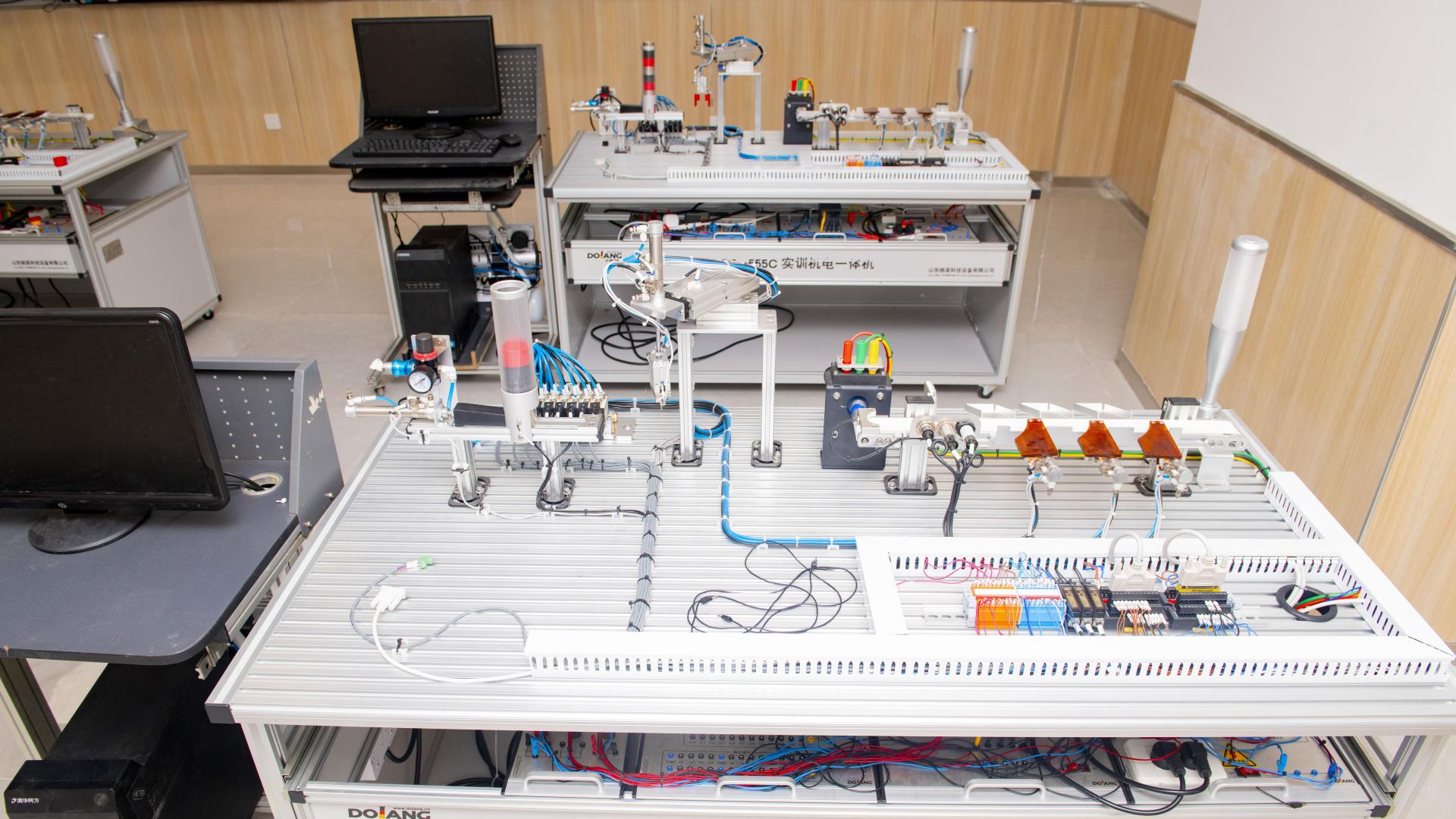 普通人学哪种电工是前景和待遇最好的？
