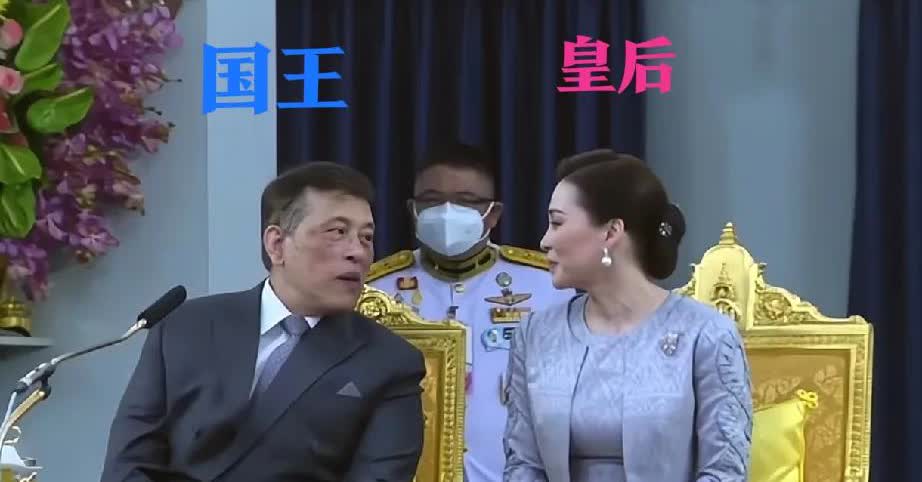 这是泰国国王和王后的照片。国王看起来傻傻憨憨的，一脸的老年斑，反应又迟钝，听力也