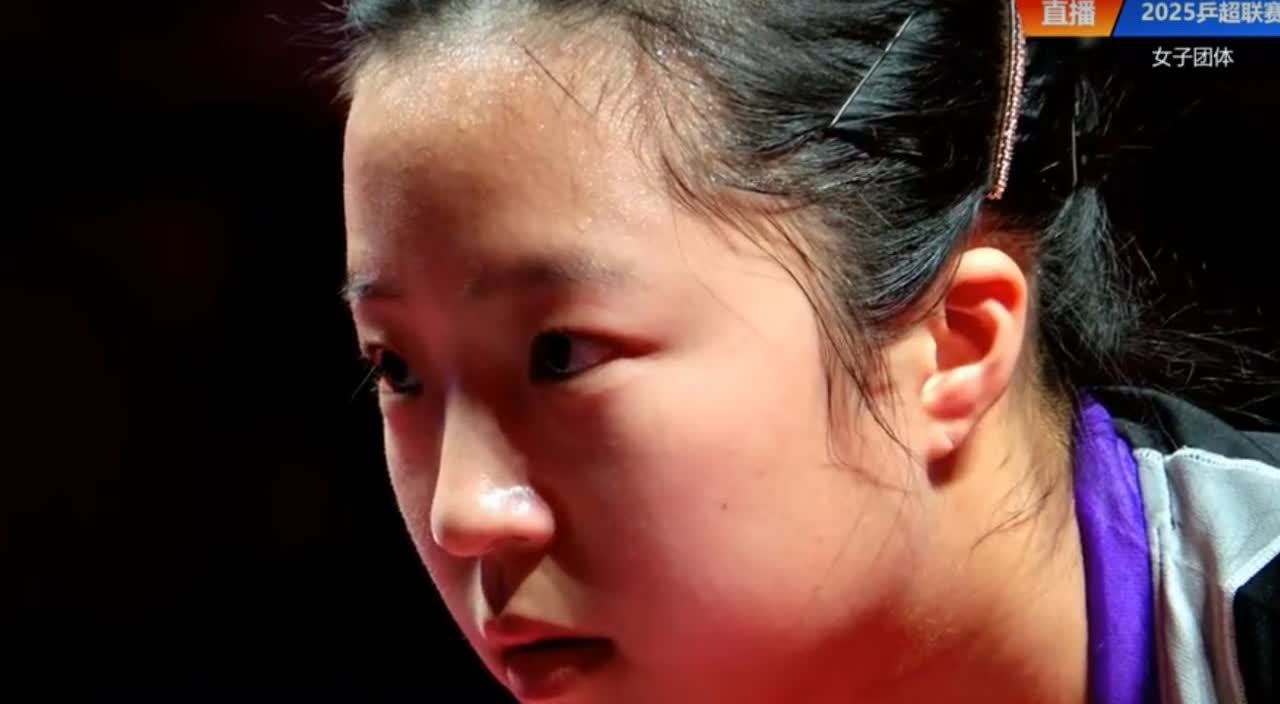 上次申裕斌打了陈熠11:0，这次徐奕要给她复仇。


徐奕今天状态不错，
