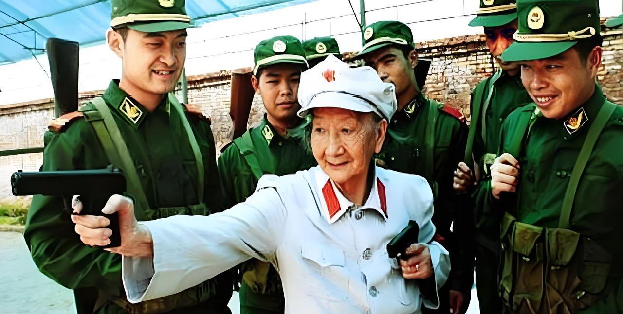 长征路上，一名身高不足一米四的女兵不顾个人安危，背着一个成年男子，一翻就是两座山