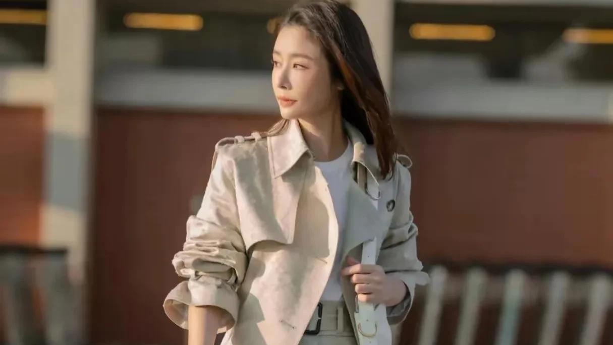 45岁林心如巴黎生图惊艳全场！风衣长靴遭讥讽“过时”霸气逆袭