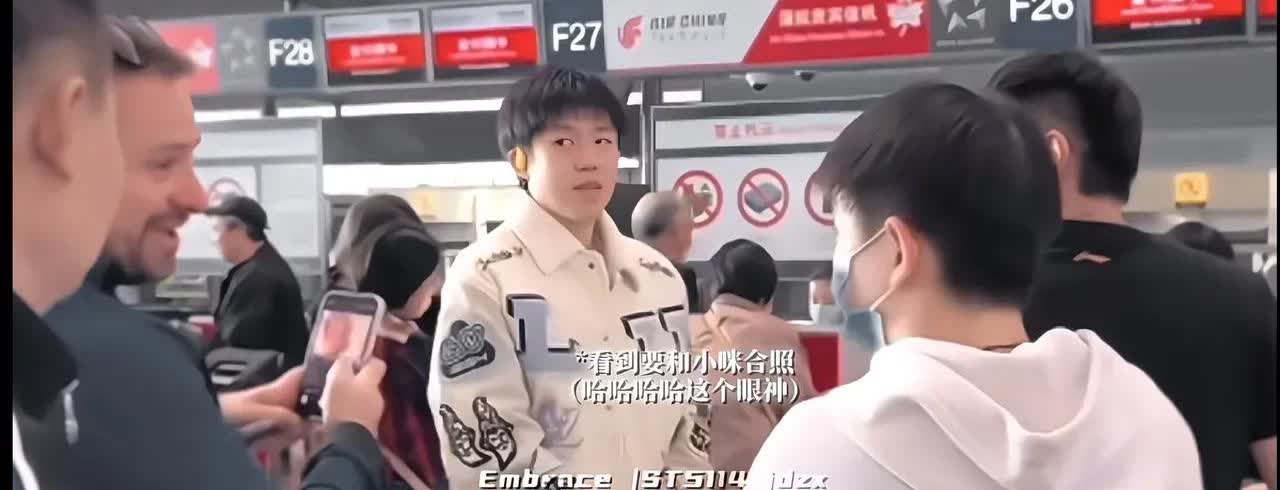 头头紧张妹宝的样子也太可爱了[爱慕]
妹宝在跟老外说话，
哥一是担心能听懂吗