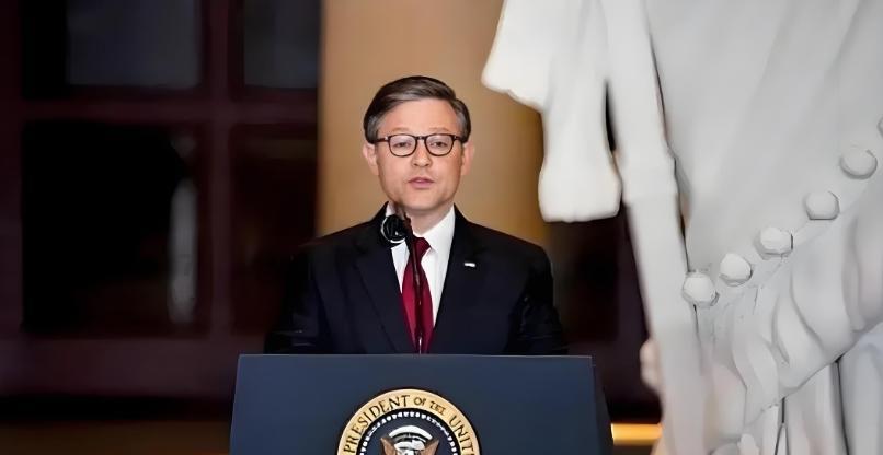 美国众议院议长约翰逊周三直言，中国禁止英伟达芯片令美中关系紧张，并称中国为美国的