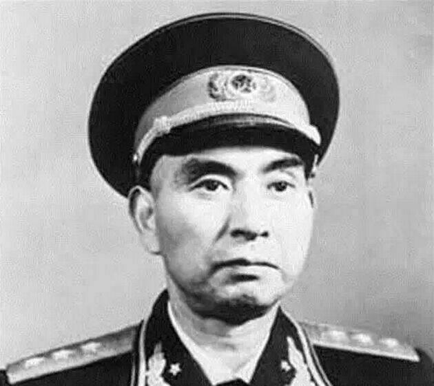 1949年，一个杀手闯进了杨勇的房间中，还用枪顶住杨勇的脑门，谁知杨勇回头一看，