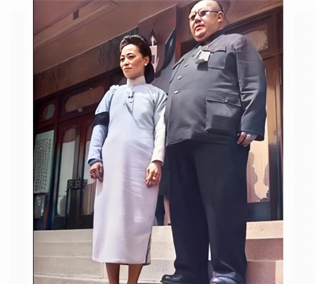 大腹便便的马鸿逵，一身旗袍的刘慕侠，这张照片摄于1948年夫妻二人在宁夏奔丧期间
