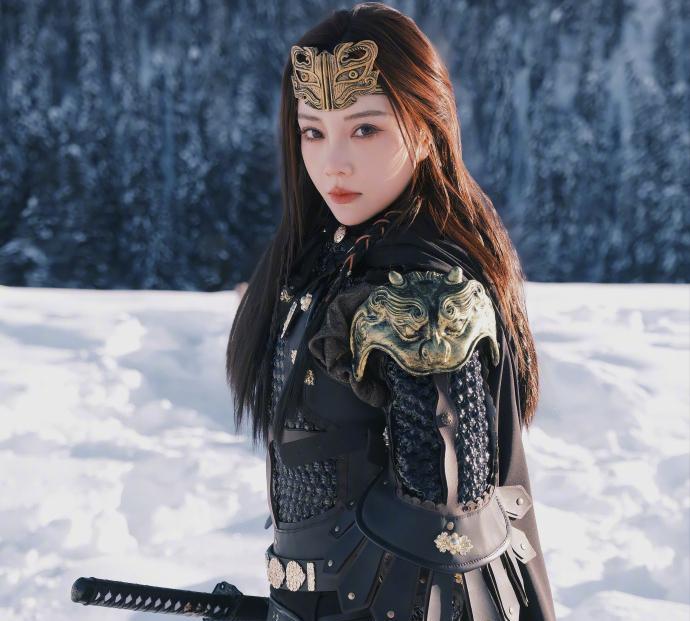 #李小璐贾乃亮带甜馨与霍思燕一家出游#
     有时候结婚，真的是重新选择家人