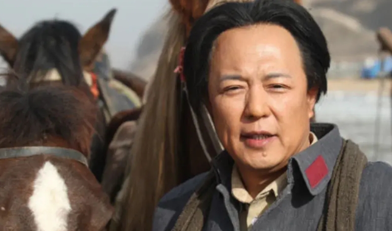 你以为梳个大背头发型，就能演伟人？

如今的有关伟人的电视剧越来越多，这是好事。