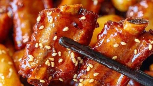 江南经典排骨烧年糕：软糯鲜美的家常美味