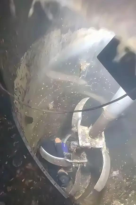 干这种维修的工作胆子得有多大？
看这个刀，长估计都有6-70公分长，这深度有两三
