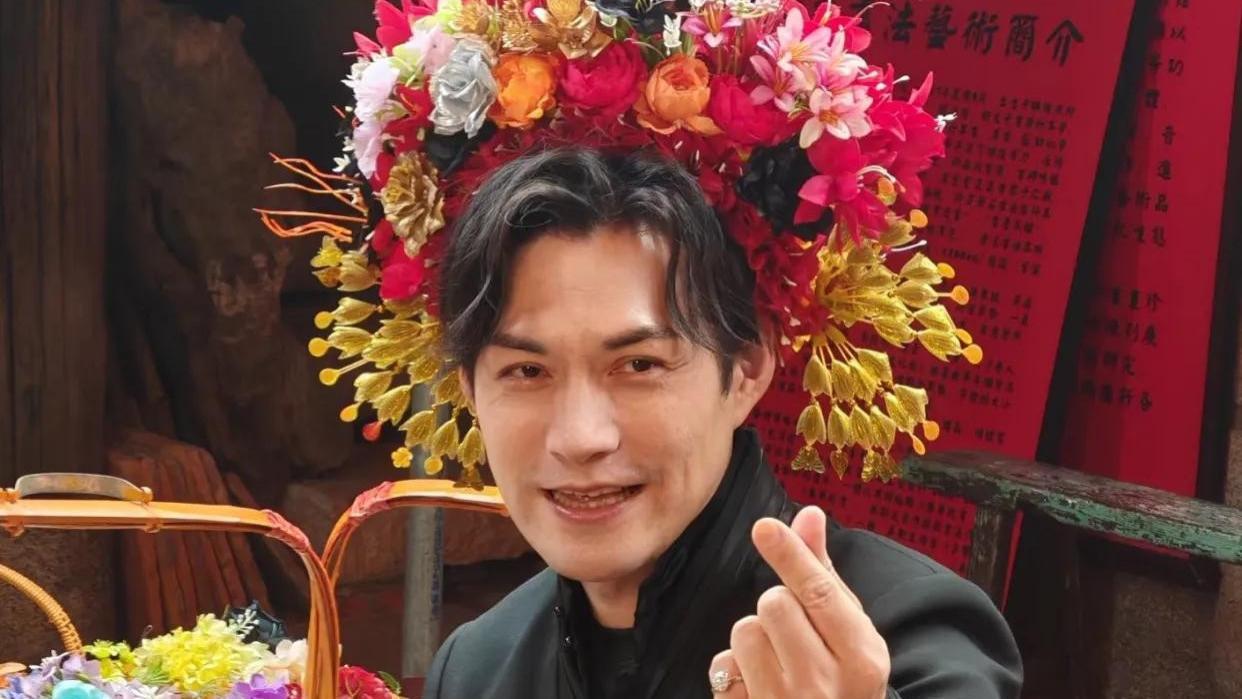 帅到不敢认，46岁严屹宽亮相