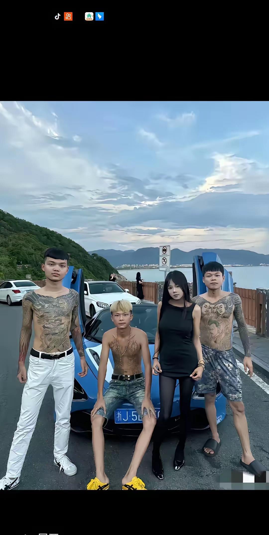 看看，这三个小伙子帅不帅？开着车，还带着个女孩儿，游山玩水，看样子很有钱的样子！