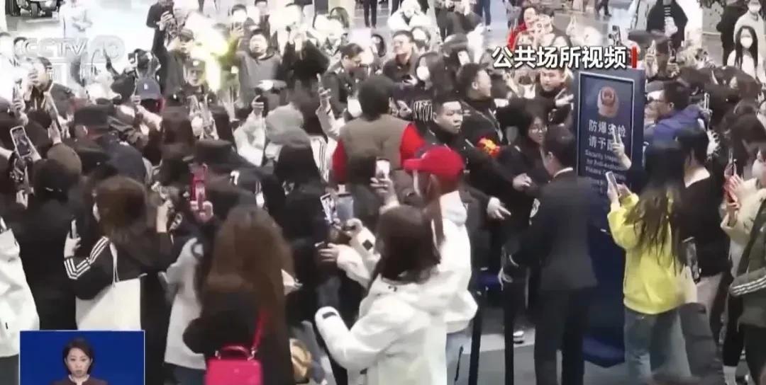 粉丝机场疯狂追星险些发生事故！“饭圈”文化乱象应该踩刹车！
近日，有大量粉丝聚集