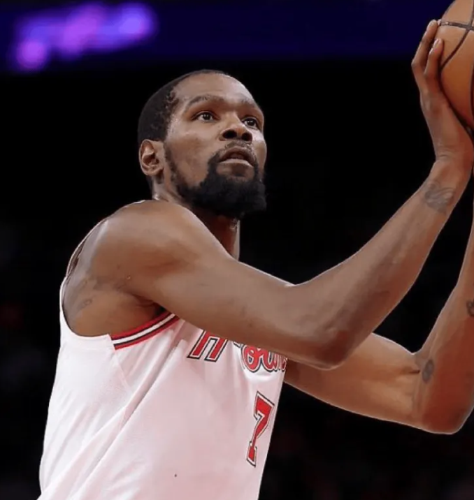 NBA常规赛，火箭120-96击败篮网。
火箭球员凯文-杜兰特全场出战37分钟，