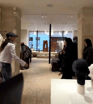 巴黎街头这场"偶遇"让多少人看入了神？
两位平时少有交集的顶流女星宋茜和周冬雨，
