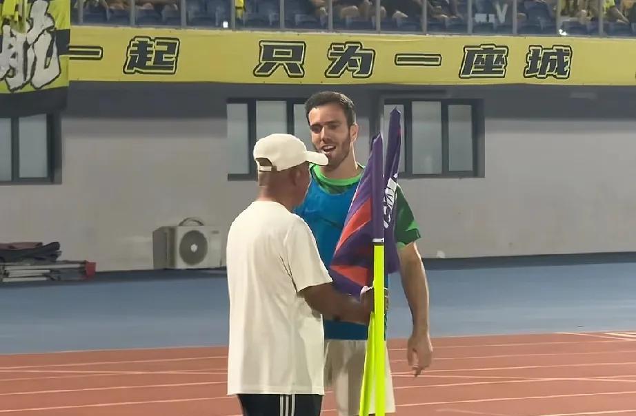 中国足球总能给大家带来快乐
昨晚的足协杯青岛西海岸主场迎战北京国安的比赛，由于比