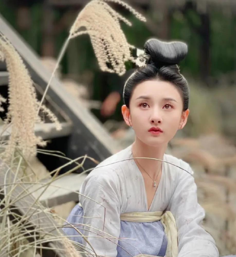 重温《无忧渡》，看到祖儿这张图，真的被戳中了！这妆造哪里不好？我觉得超美啊！
这