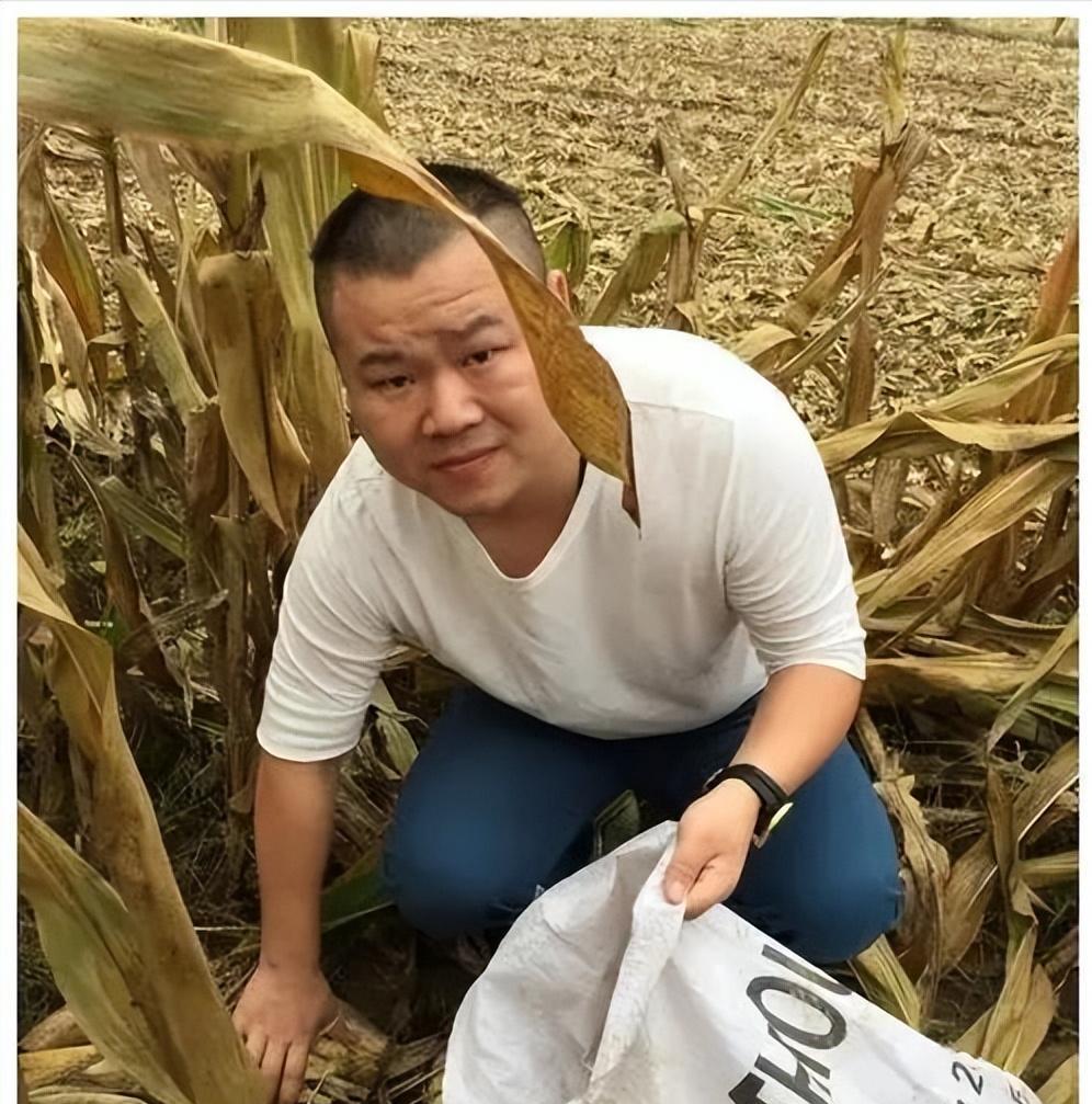 有一次，主持人问身价上亿的岳云鹏：“你给5个姐姐都买了房子，为什么弟弟还在家里种