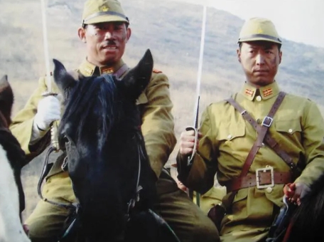 2004年底，《亮剑》开拍，剧组因缺少资金请不起日本演员，导演在片场心急如焚地喊