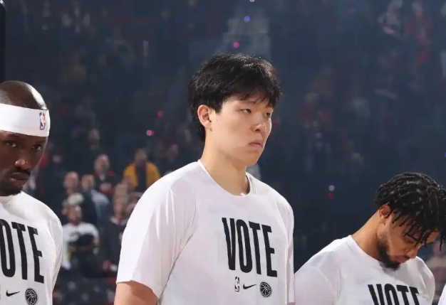 我现在算明白开拓者原来对杨瀚森的策略了
季前赛重用杨瀚森，让克林根感受压力，从而