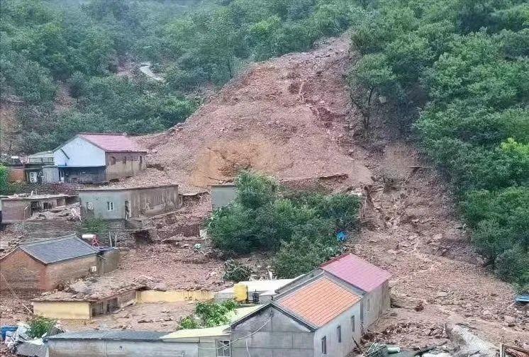 河北兴隆暴雨：村庄断水断电断网，两年轻人翻山回家寻找失联亲人，回村后又翻山外出报