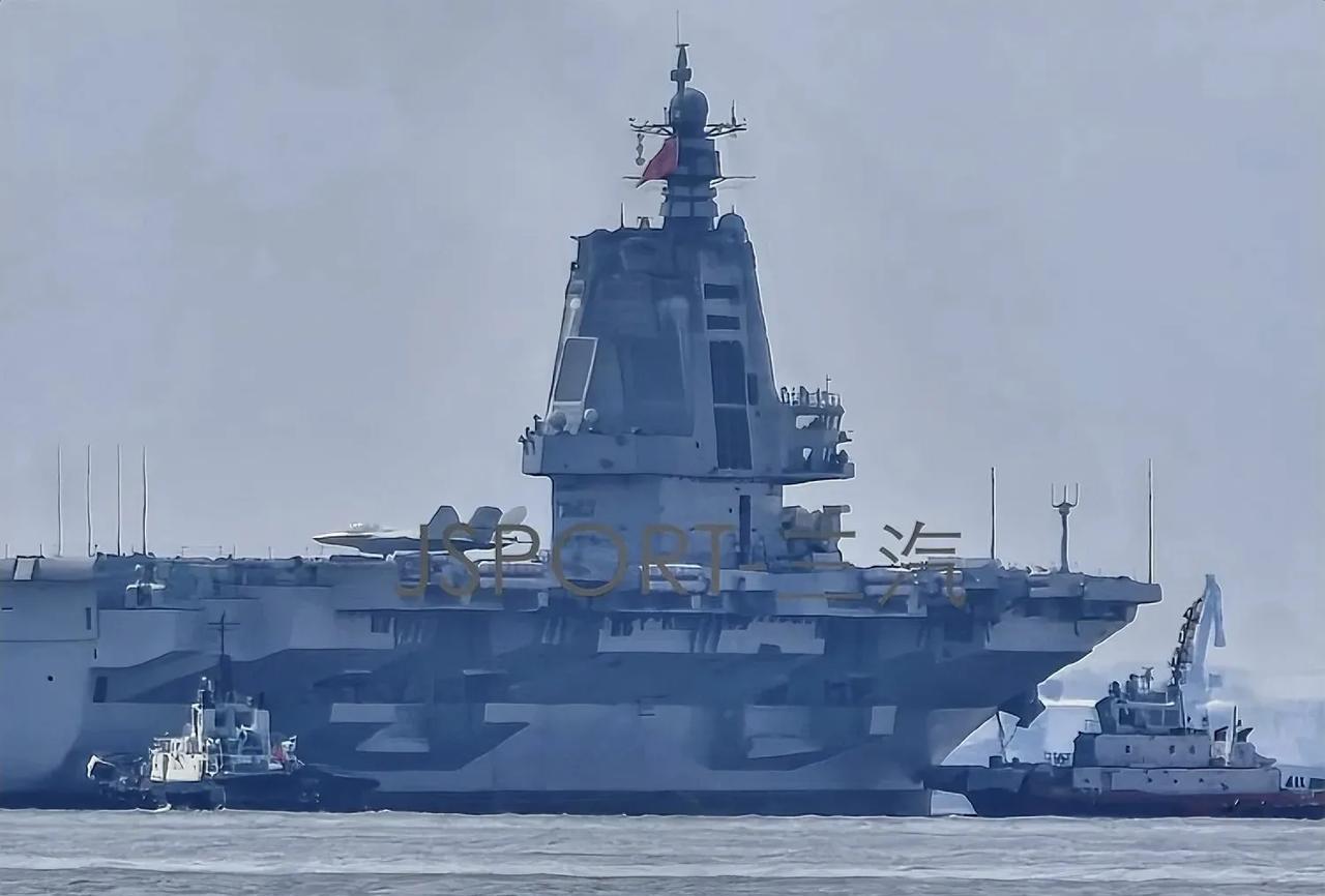 这次“真弹”了？网上出现了疑似福建号航空母舰结束第七次海试后返回港口的画面，画面