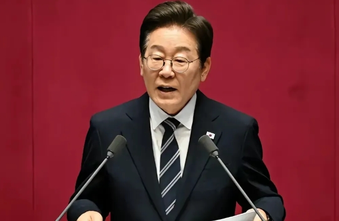 韩国总统李在明的支持率明显下跌有他的自己的原因。当然，这也是让李在明深感危机的地