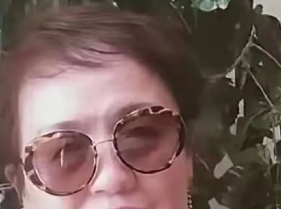 朱媛媛和她妈妈长得太像了，她妈妈年轻时也是个大美人呢。朱媛媛在家中排行老三，她们