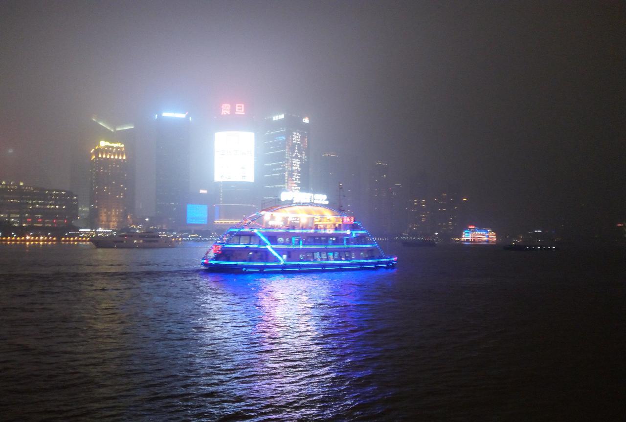 独裁制和民主共和制哪个好，这是个复杂的问题。
独裁制下，权力高度集中，政策执行速