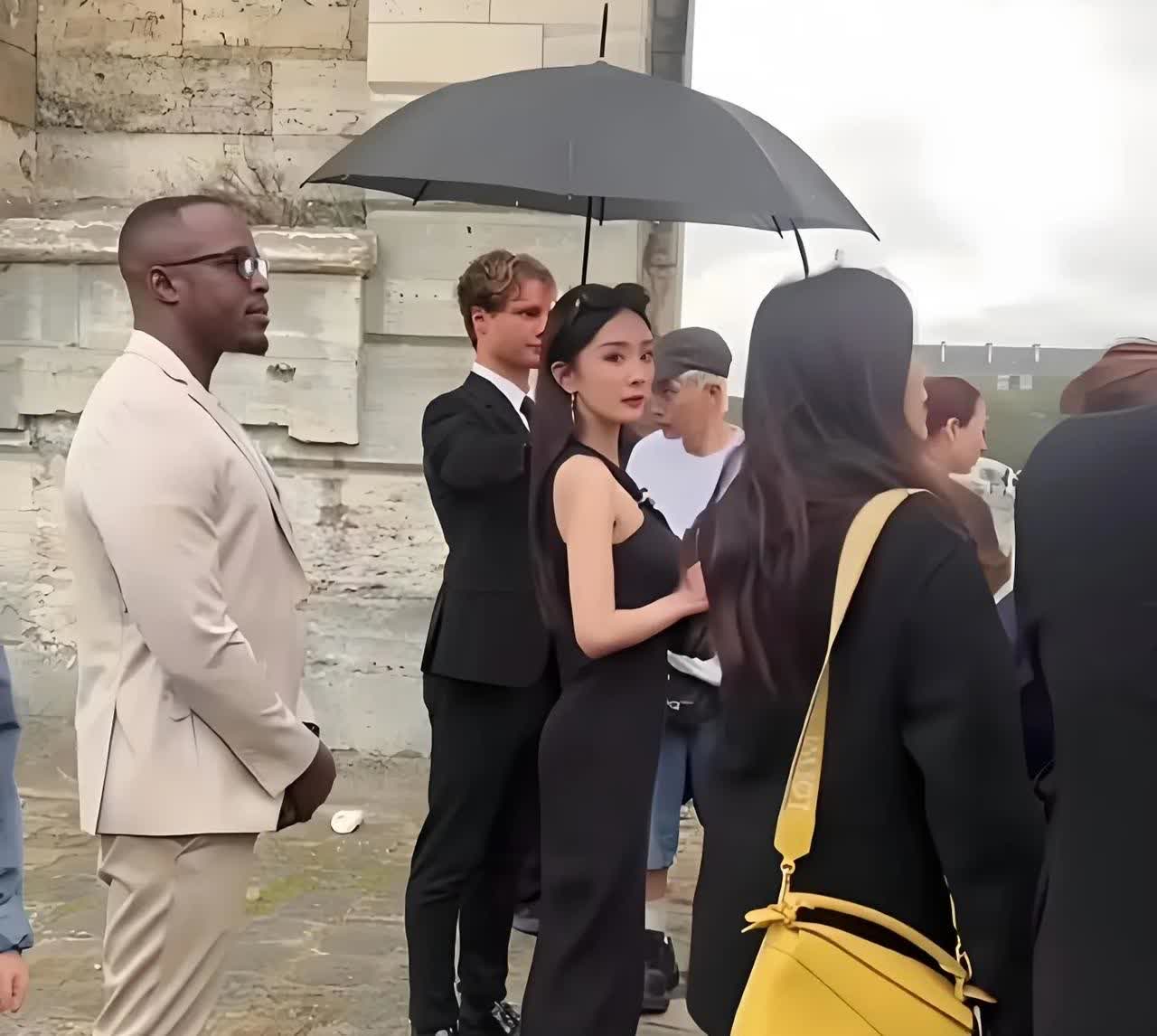 这样看，杨幂是真的很瘦，快成纸片人了
