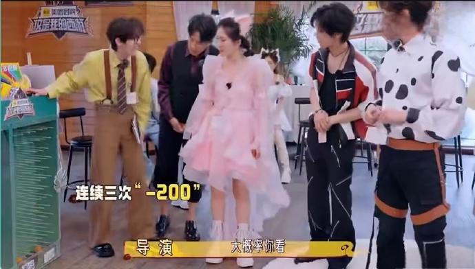 节目里丁程鑫的调皮举动，让谢娜又好气又好笑，发博吐槽也只是姐弟间的玩笑，太有爱了