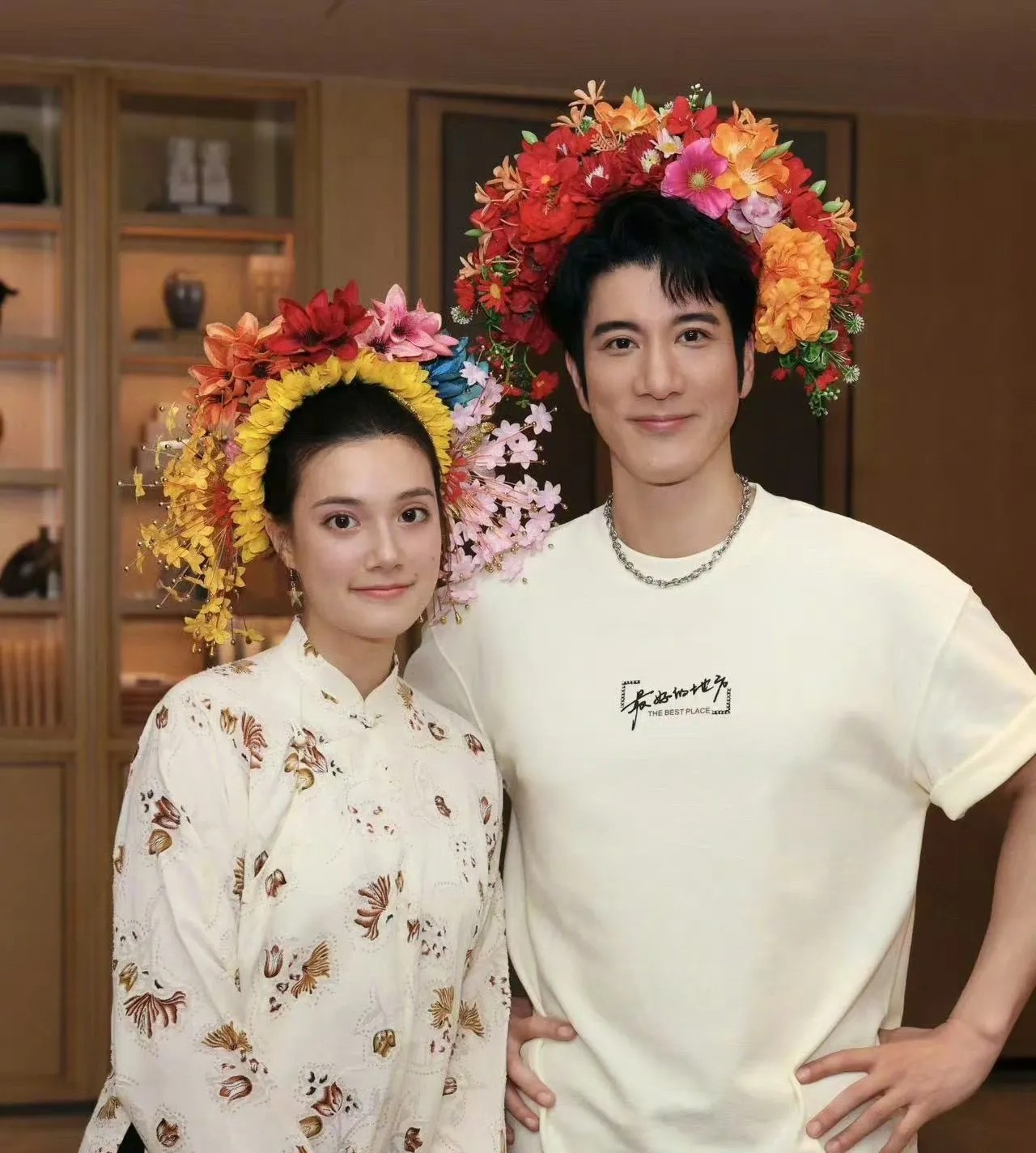 泉州簪花可能又要火一次了，
之前都是女明星去簪花，这次王力宏在泉州开演唱会带着侄