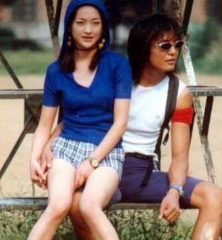 1999年，周迅和贾宏声在家看电视，正在播放朴树上台领奖，他的项链却引起贾宏声的