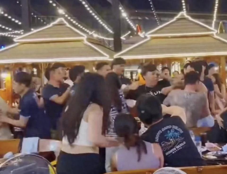 这就是某些人追的韩国欧巴，在泰国打个架还要假装是中国人，也忒无耻了点！
7月11