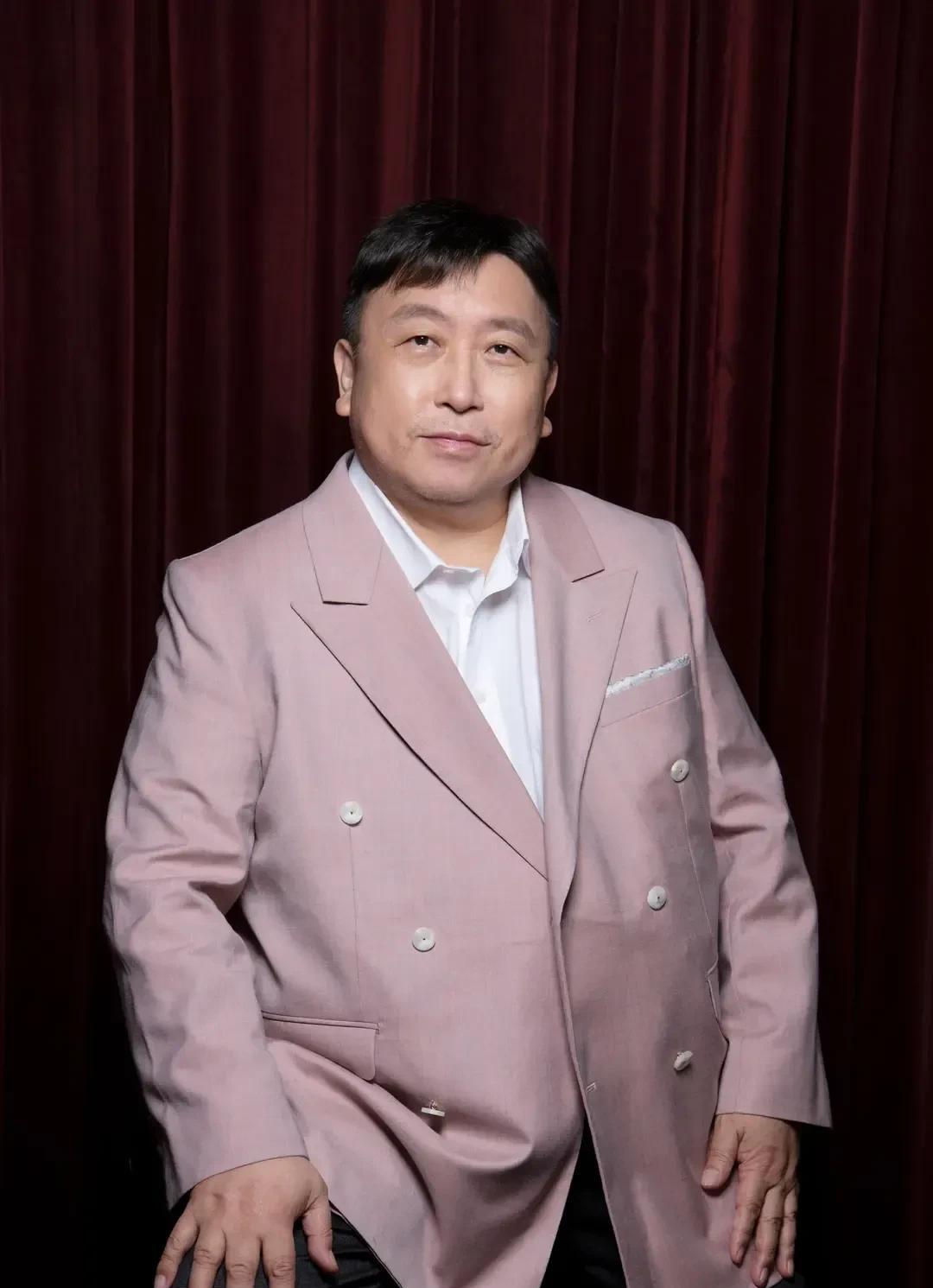 主持人问王晶：“你赚了那么多钱，你觉得金钱给你带来的是安全感更多，还是烦恼更多？