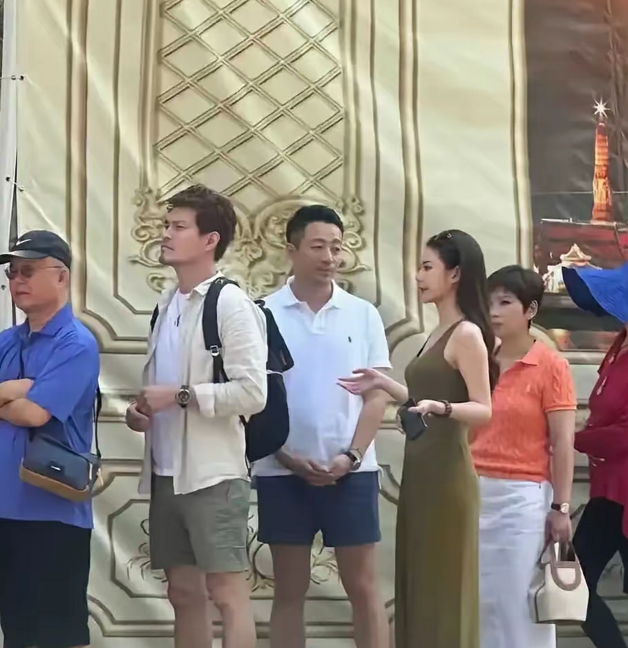 眼神都拉丝了