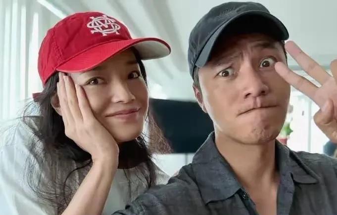 咦？他俩咋在一起合照了？是最近又合作了什么电影了吧？看起来好亲密的样子！男的是陈