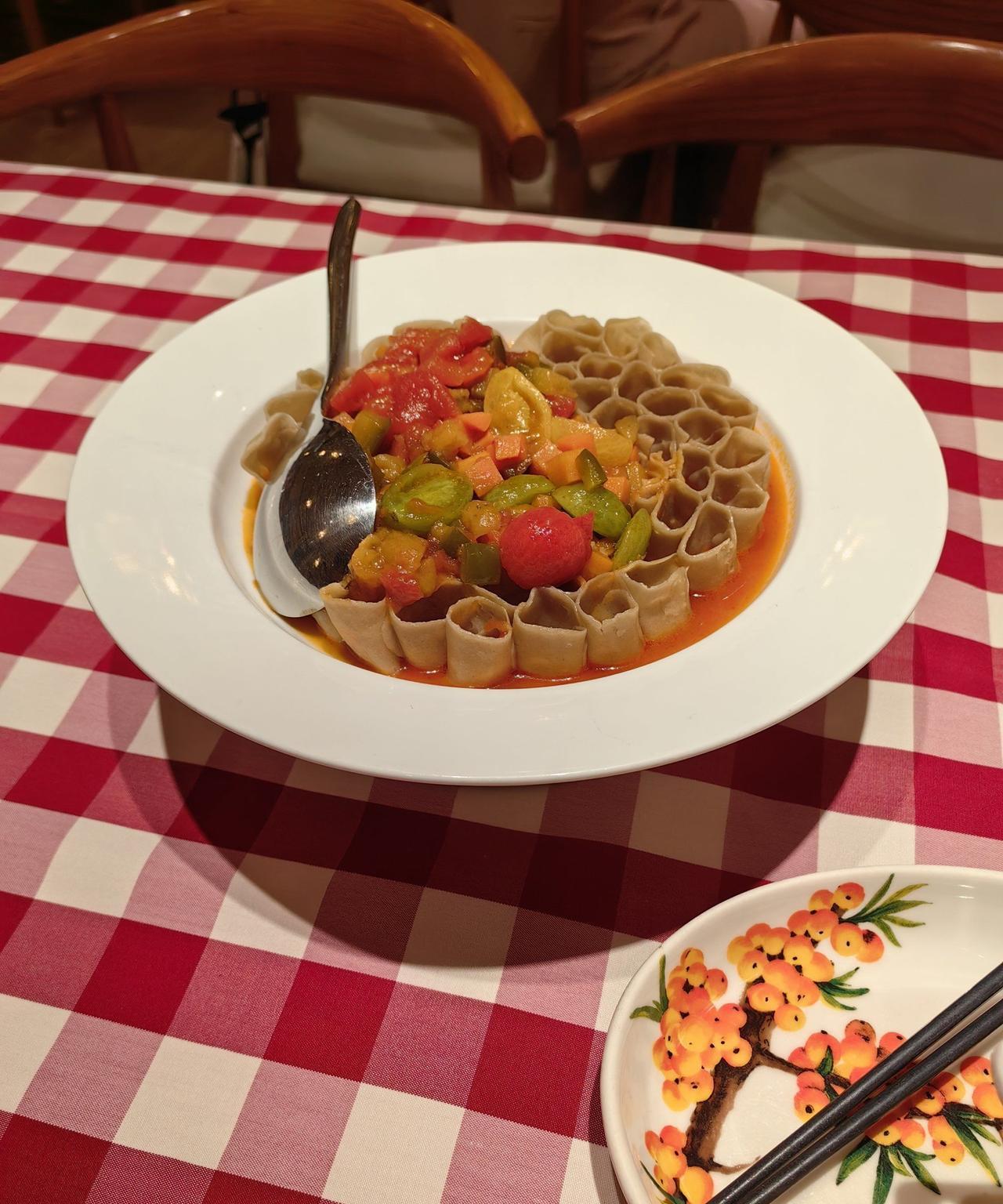 当代多数人对“预制菜”并没有多大敌意，毕竟在外吃饭或点外卖基本躲不掉，其实大家在