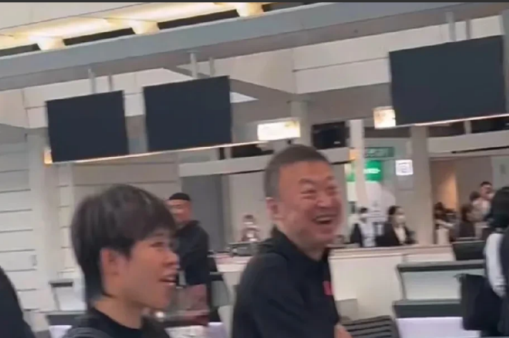 这真是可爱欢乐的一幕！

原来没想到，结束wtt横滨冠军赛的国乒没有直接去瑞典，