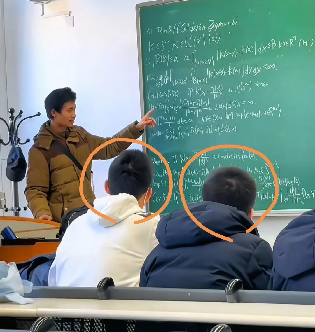 很多不懂的人说韦东奕是什么阿斯伯格，实际上大错特错。真正了解阿斯伯格这个群体就不