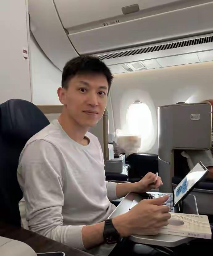 北控男篮的刘晓宇这是退役了。刘晓宇充满阳光，自信乐观且积极向上，休赛期时随着年龄