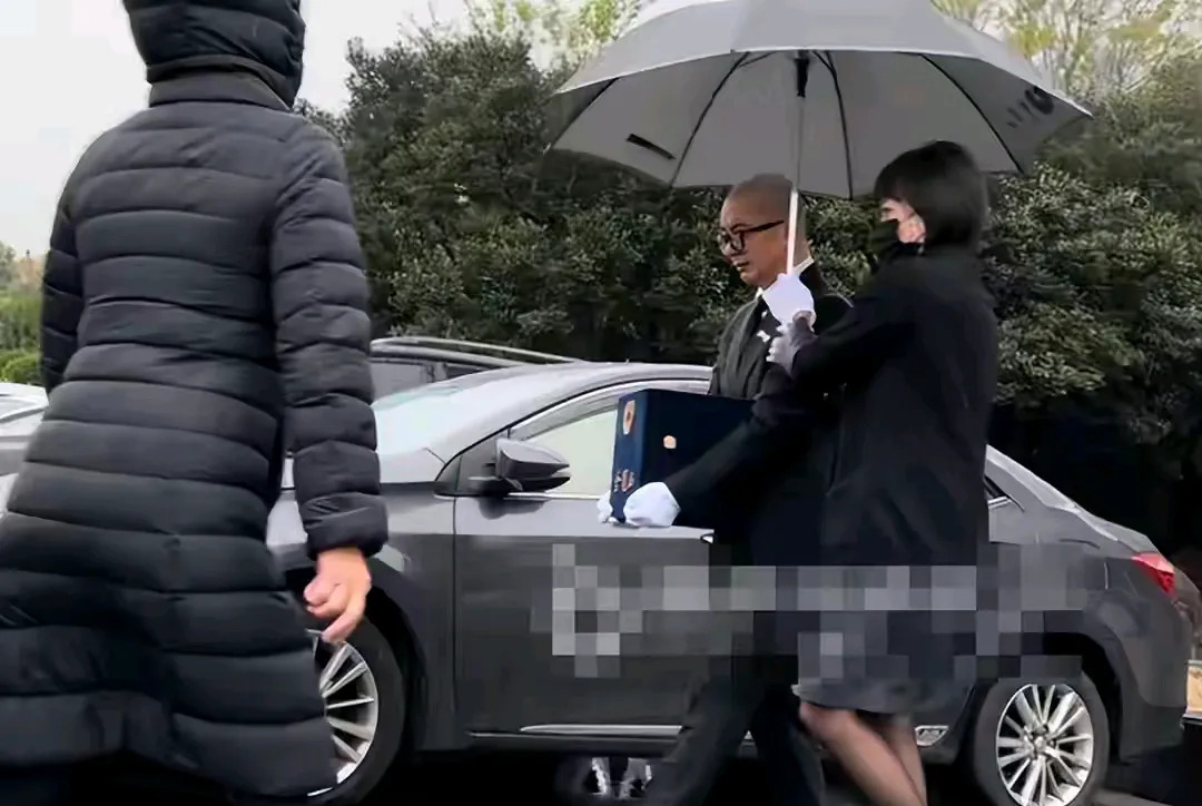 大S去世具俊晔完成葬礼











大S死了！葬礼上，具俊晔哭得像个泪