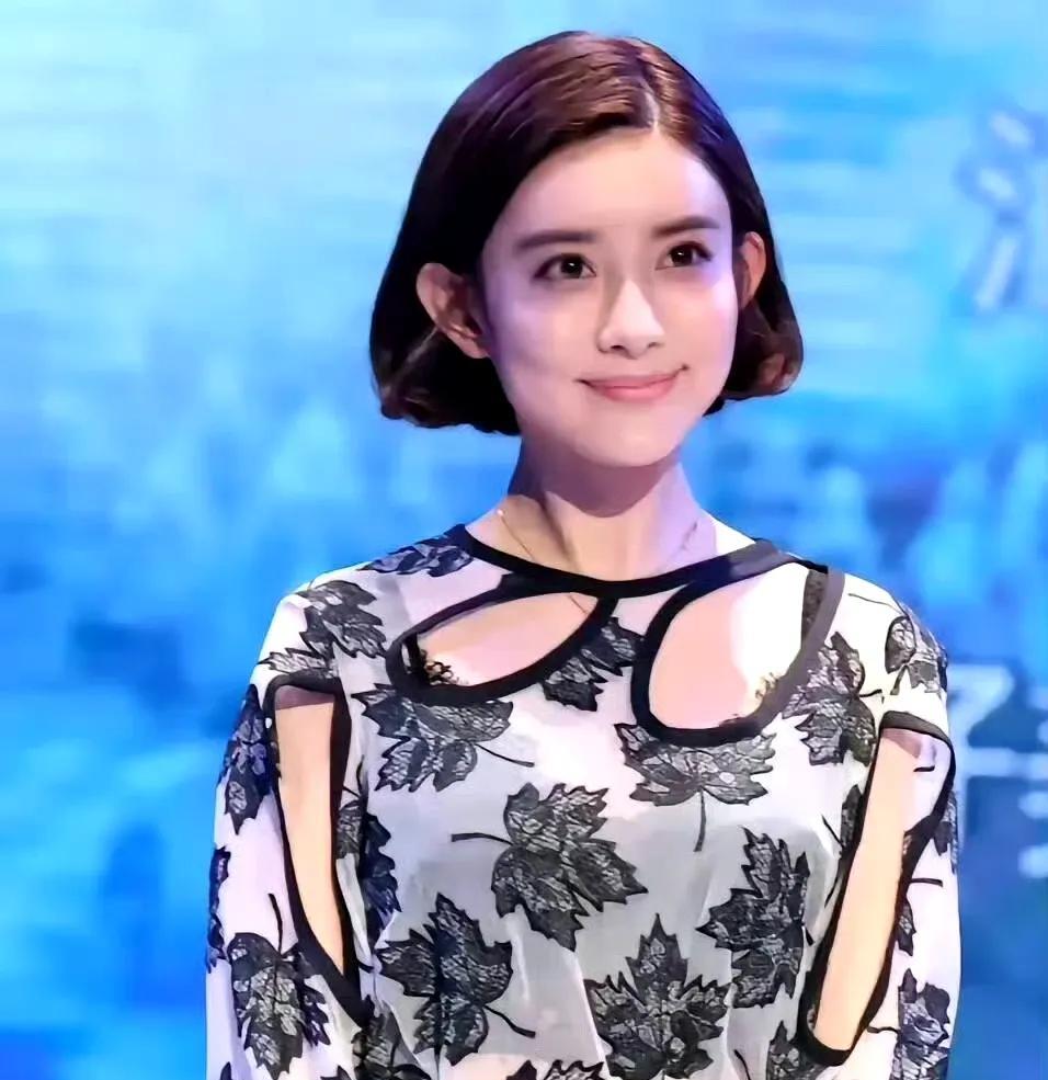 看到孟子义以前的照片，觉得她确实很漂亮，网友：真的很漂亮，漂亮的就像整容脸。
以