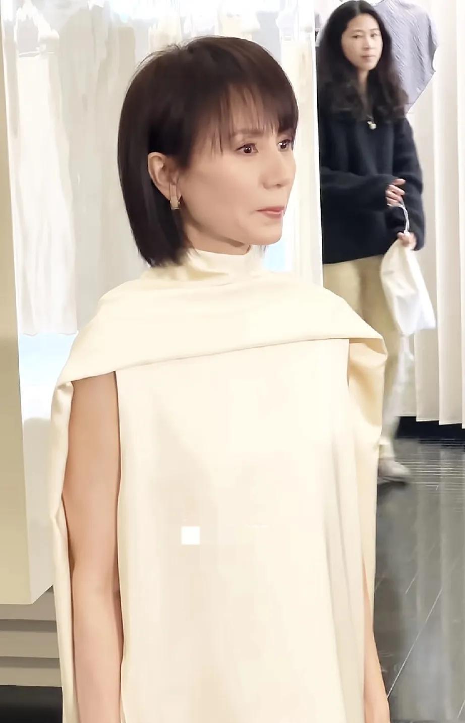 快五十岁的袁泉，这状态也太好了吧？每次出席活动，她都穿得严严实实简单大方，不靠穿