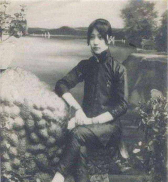 1935年，杜月笙去锦江川菜馆吃饭，等了许久也没排上座位，便愤怒地对店员喊道“把