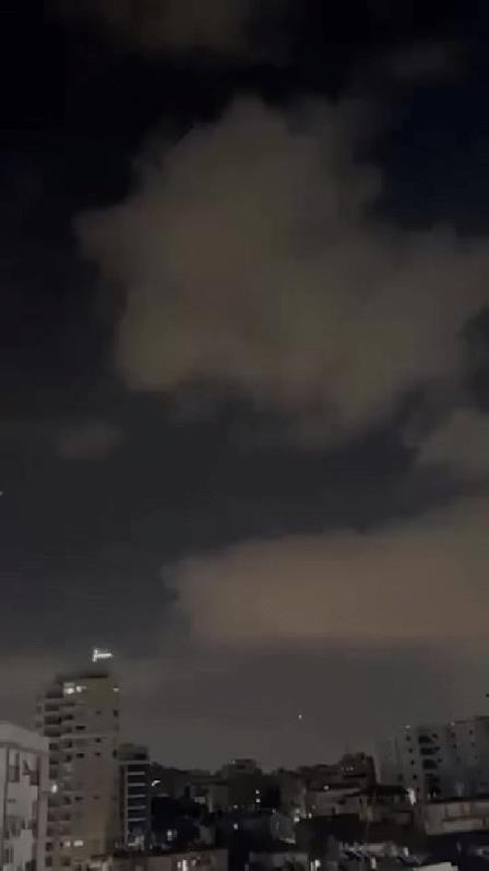 “2吨弹头+高超音速突防”，伊朗新型中程弹道导弹撕裂以军防御！
伊朗首次使用“霍