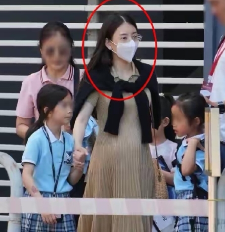 据港媒报道，方媛今天早上7点左右从家打车送女儿上学。只见怀孕8个月的她肚子已经很