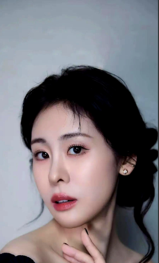 

我表姐以前在娱乐行业上过班
真见过张碧晨
辞职后才敢说大实话——这姑娘跟大家