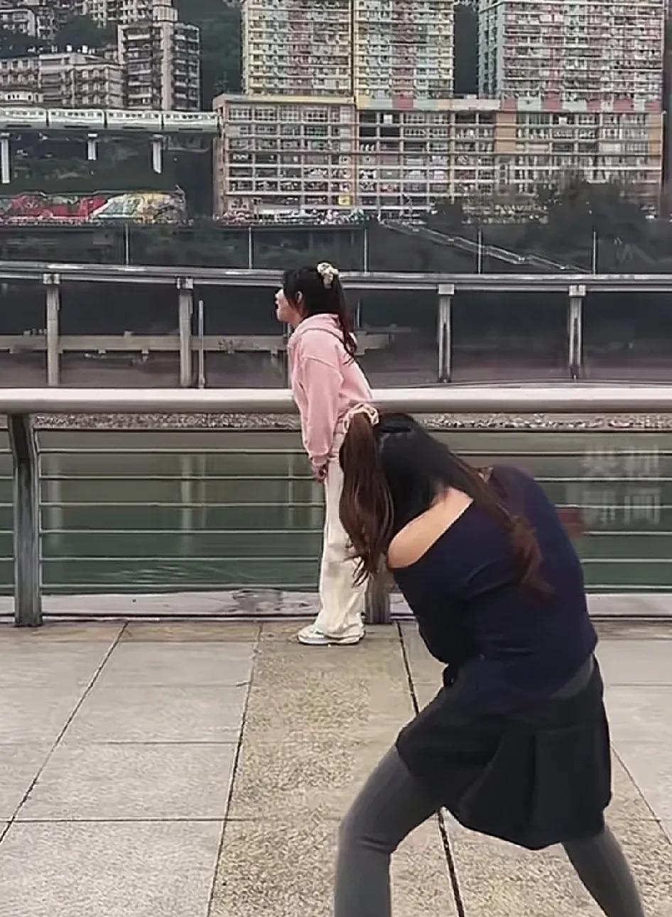 重庆新火的网红美食“轻轨”，以前想到重庆美食就会想到火锅，如今吃轻轨已经是重庆旅